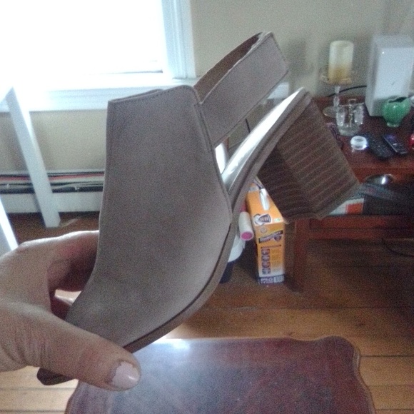 Franko Sarto size 6 1/2 size tan suede with leather inside barely worn. - Picture 4 of 4